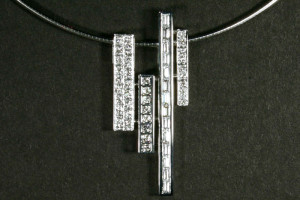 Colgante de oro blanco con brillantes