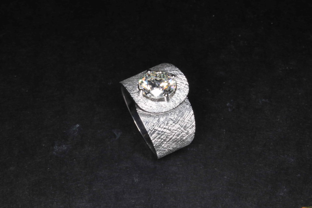 anillo de compromiso moderno