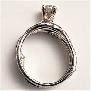 anillo de plata deformado por el uso