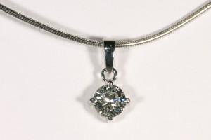 comprar un colgante de oro blanco con brillantes en Barcelona